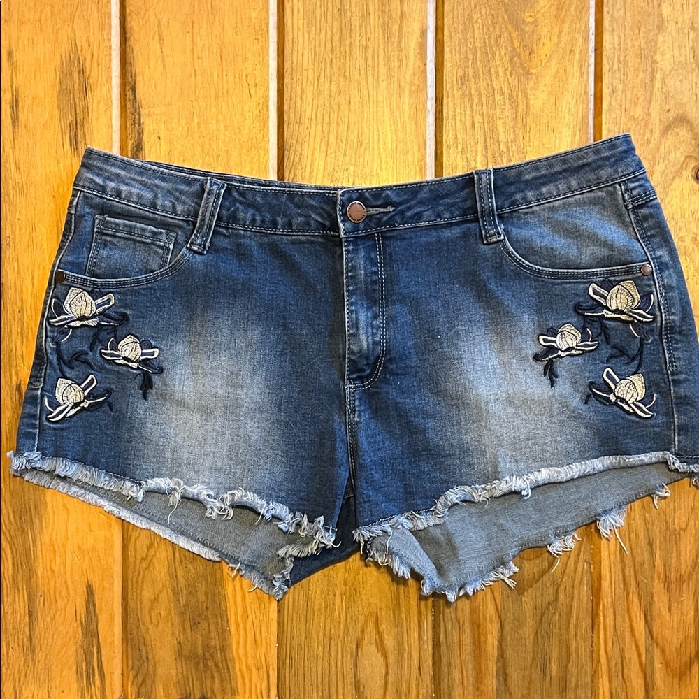 Women's Blue Embroidered Frayed-Hem Denim Shorts